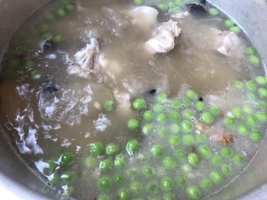 清炖排骨,妈妈的味道(二),加入排骨中,炖二十分后放盐,滴两滴<a style='color:red;display:inline-block;' href='/shicai/ 692'>酱油</a>,出锅。