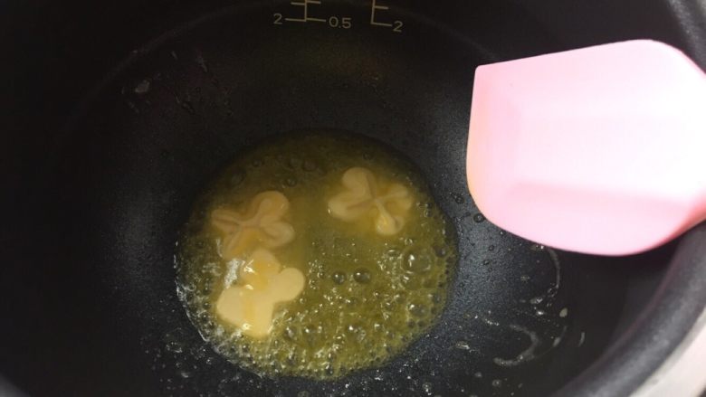 熟豆粉版牛轧糖,用橡皮刮刀搅拌成融化状态