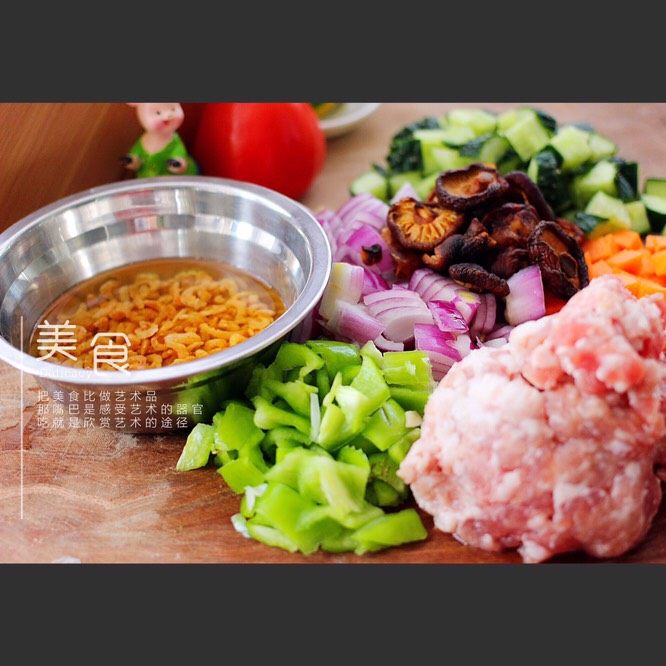 炸酱面#人民的美食#,所有料洗净切丁、海米温水泡发后备用……