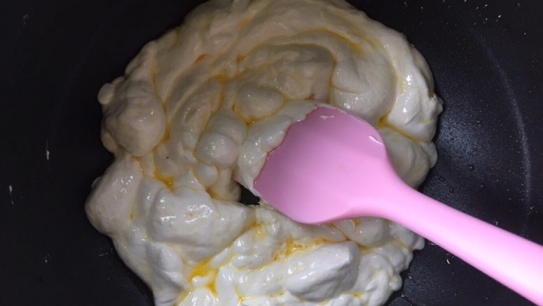 熟豆粉版牛轧糖,用刮刀拌匀至棉花糖全部融化状态