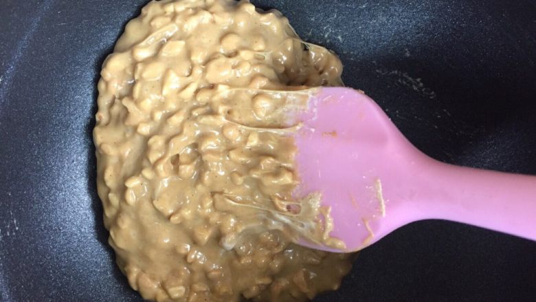 熟豆粉版牛轧糖,此时牛轧糖质地粘稠所以动作要快,趁热一把捞出放入牛轧糖模具中