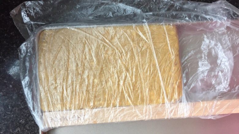 熟豆粉版牛轧糖,用配套的量尺固边后平摊开牛轧糖,借助配套的擀面杖均匀推开压实。送入冰箱冷藏半小时