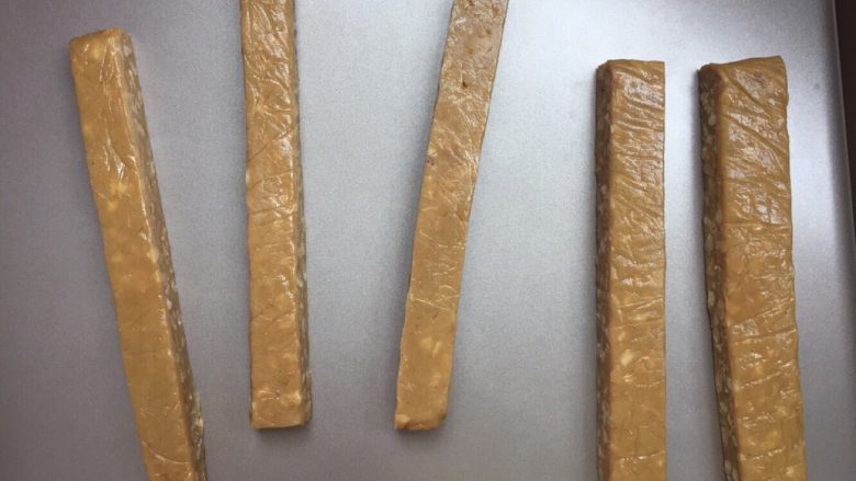 熟豆粉版牛轧糖,用配套的量尺切开