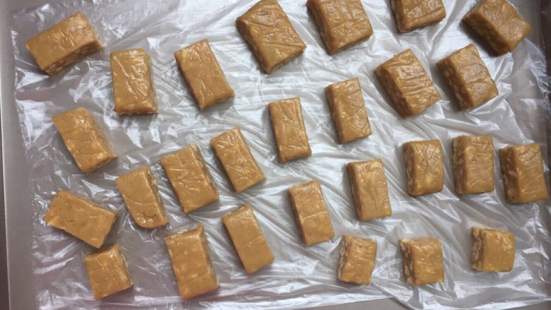 熟豆粉版牛轧糖,按照心仪的大小再次进行切割即完成