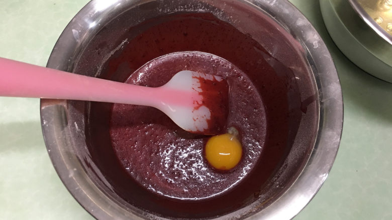 红丝绒蛋糕卷,分三次加入蛋黄,每次加入翻转拌均匀再加下一个。