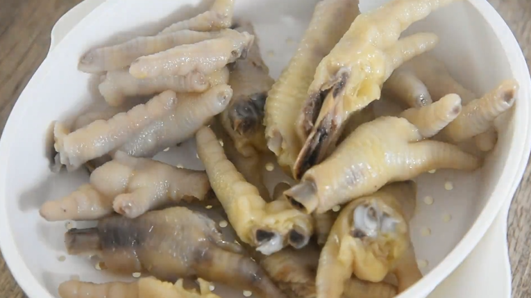 茶餐厅的厨师是怎么做豆豉凤爪的?,捞出沥干备用