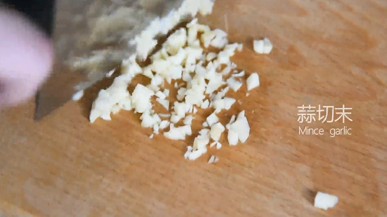 茶餐厅的厨师是怎么做豆豉凤爪的?,切蒜末备用