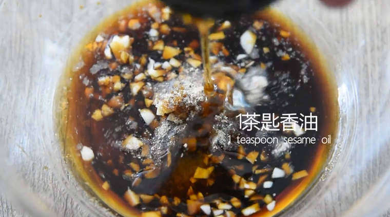 茶餐厅的厨师是怎么做豆豉凤爪的?,倒入1勺生抽、1茶匙糖、1茶匙胡椒粉、1勺料酒、1茶匙香油、1勺豆豉、1茶匙淀粉、少许蒜末、盐少许,搅拌均匀备用