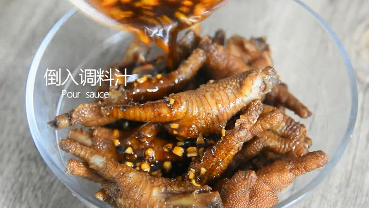 茶餐厅的厨师是怎么做豆豉凤爪的?,倒入调料汁、花生搅拌后,腌制45分钟