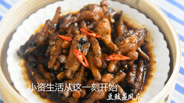 茶餐厅的厨师是怎么做豆豉凤爪的?,出锅后用小米椒点缀即可