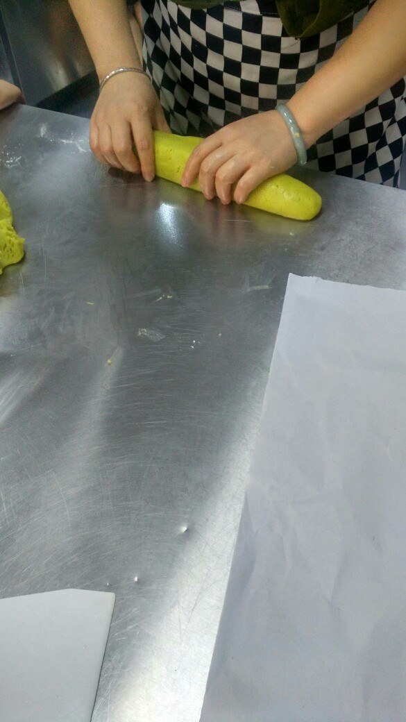 抹茶饼干,整形(揉成长条用纸包好,整成三角形或正方形圆形)时间较长