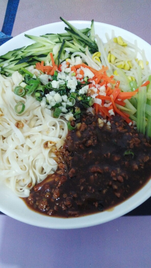 老北京炸酱麵十#人民的美食#(创建于9/5~2017),各种食材装盘、麵条煮熟后、捞起装盘,散上煸炒香的香菜未、葱花、蒜蓉及<a style='color:red;display:inline-block;' href='/shicai/ 847'>香油</a>。喜欢吃辣的,可加入辣油、即成,OK。