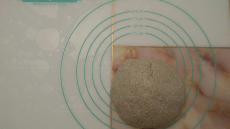 卡士达全麦米餐包,揉至完全阶段(可以拉出薄膜)。