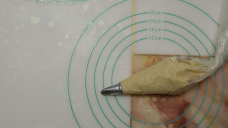 卡士达全麦米餐包,取出冷藏的卡士达酱，装入裱花袋中。
