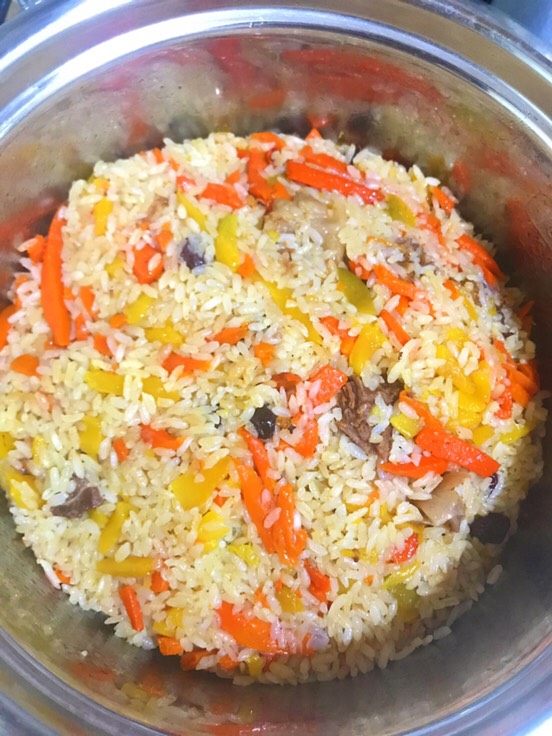 电饭锅版抓饭,起锅后搅拌均匀,再焖10分钟