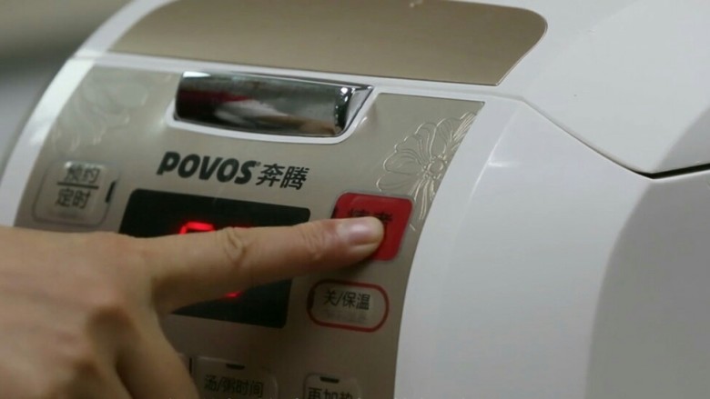 四宝甜汤,把准备好的食材用电饭锅蒸煮熟后,冷却备用。