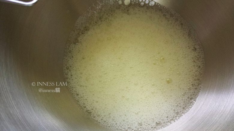 零失误完美【8寸戚风蛋糕】,此时预热烤箱,然后打发蛋白,注意打蛋白的容器一定要无水无油。蛋白加入几滴柠檬汁,先用打蛋器打至粗泡