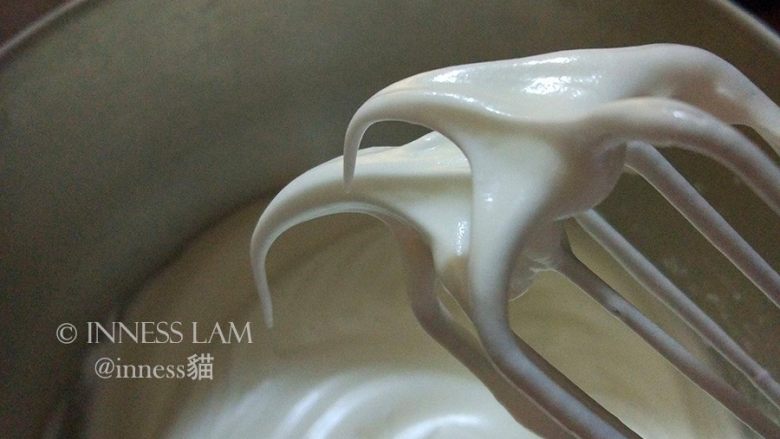 零失误完美【8寸戚风蛋糕】,湿性发泡Soft peak(蛋白呈柔软弯钩状,如图)后,加入最后的糖,继续打发。