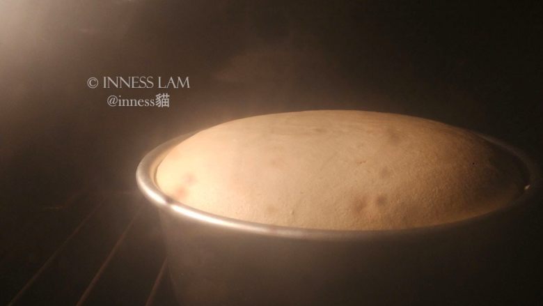 零失误完美【8寸戚风蛋糕】,健康良好的戚风蛋糕的面糊应该是慢慢一点点膨胀爬升的,会露出一个小半圆。随着烘烤过程,小半圆会越长越高。