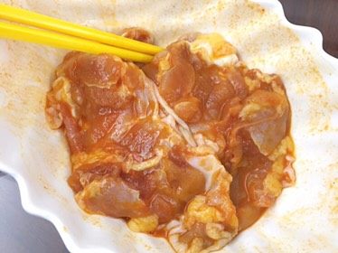 板烧鸡腿堡,鸡腿去骨,用新奥尔良腌料腌制入味,可提前腌制好,将腌制好的<a style='color:red;display:inline-block;' href='/shicai/ 9601'>鸡腿肉</a>用锅煎熟。再放到烧热的铁板烧两面各煎一会儿,便可装饰了。(我这里原本不准备发谱的,就没拍这个过程,亲爱的们脑补哈)。