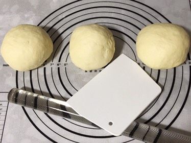 板烧鸡腿堡,平均分成三份,滚圆,松弛。(我的模具有点大哈)。