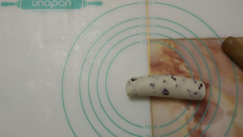 蔓越莓手撕包,由下至上卷成卷,其它两个面团依次操作。