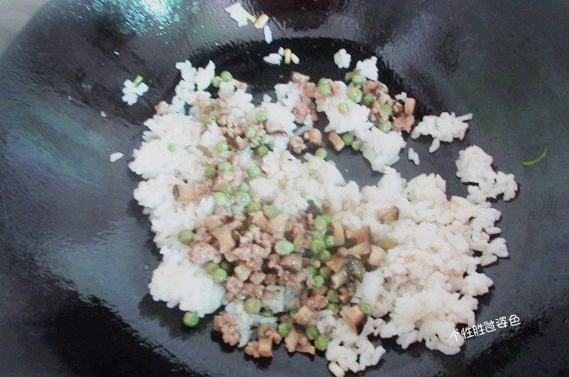 蛋皮包饭,把炒好的肉馅香菇倒进去,加一把豌豆,撒点盐,鸡精即可出锅