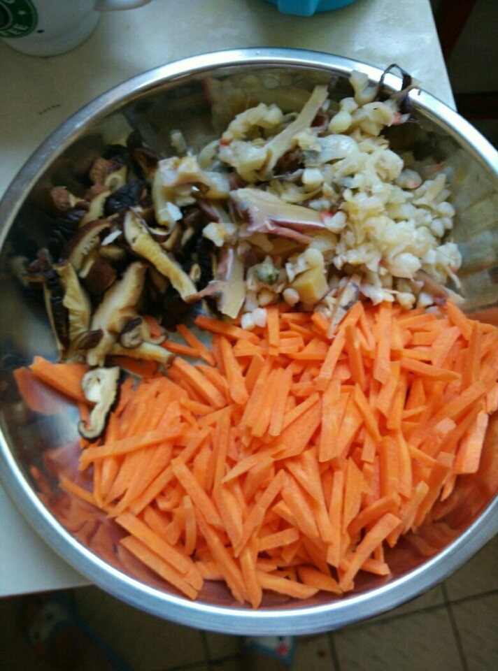 莆田卤面,把材料备好，香菇等要提前泡