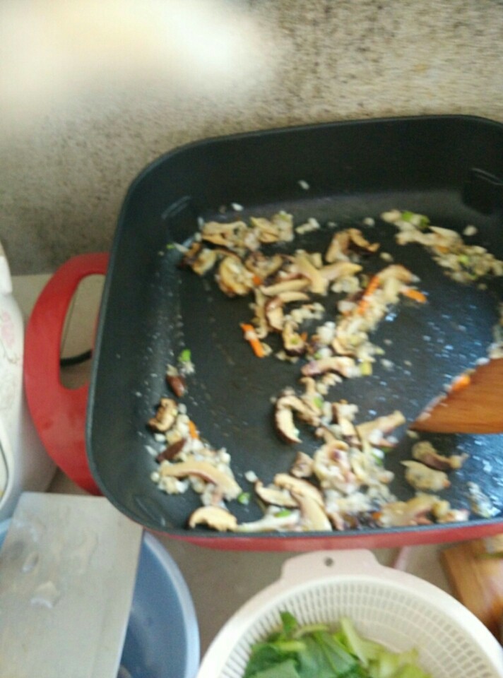 莆田卤面,热油锅，爆香葱头，加入香菇，花蛤干等炒