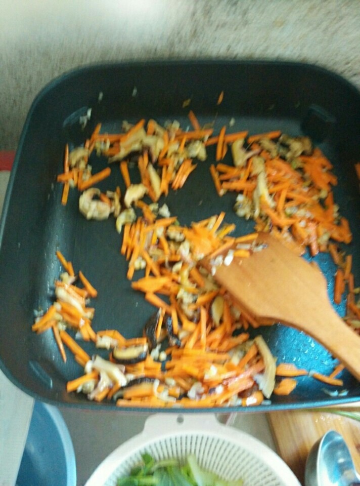 莆田卤面,翻炒一会儿加入<a style='color:red;display:inline-block;' href='/shicai/ 25'>胡萝卜</a>炒，后加入清水不要太多，加入盐，水开了品尝味道，要咸一点才入味哦