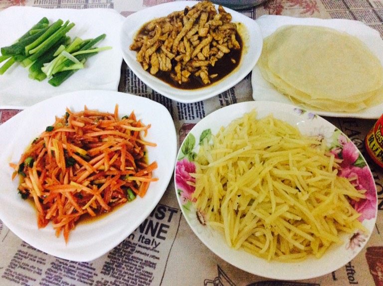 蒸多层煎饼,葱段,菜看自己喜欢什么随意。
