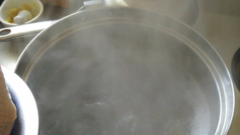 粵菜经典【白切鸡】 泡鸡秘诀保证肉质嫩滑,准备一口大锅,最好是深锅(一定要可以把整只鸡泡进去的),烧一锅水。