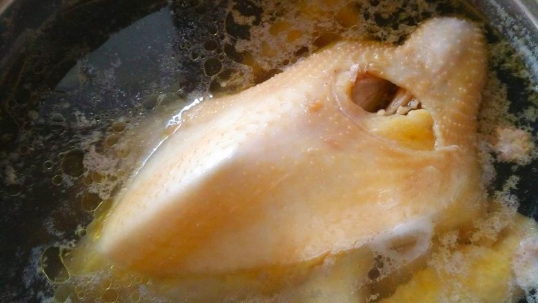 粵菜经典【白切鸡】 泡鸡秘诀保证肉质嫩滑,再次浸泡约5分钟,鸡就熟了。