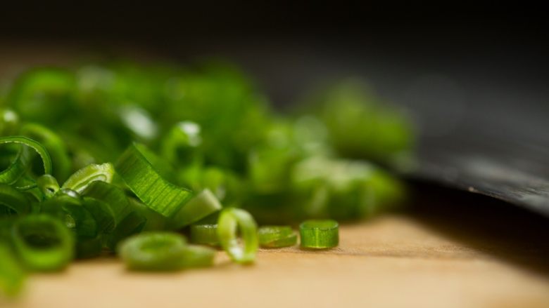 粵菜经典【白切鸡】 泡鸡秘诀保证肉质嫩滑,接下来准备一个大盘,装上冷水(有冰块最好)把鸡捞起来,放进冷水盘里泡凉,这一步我忘记拍照了。