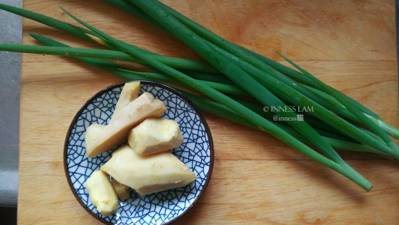粵菜经典【白切鸡】 泡鸡秘诀保证肉质嫩滑,泡鸡的过程如有需要可换几次水,要让鸡迅速凉透为最佳。