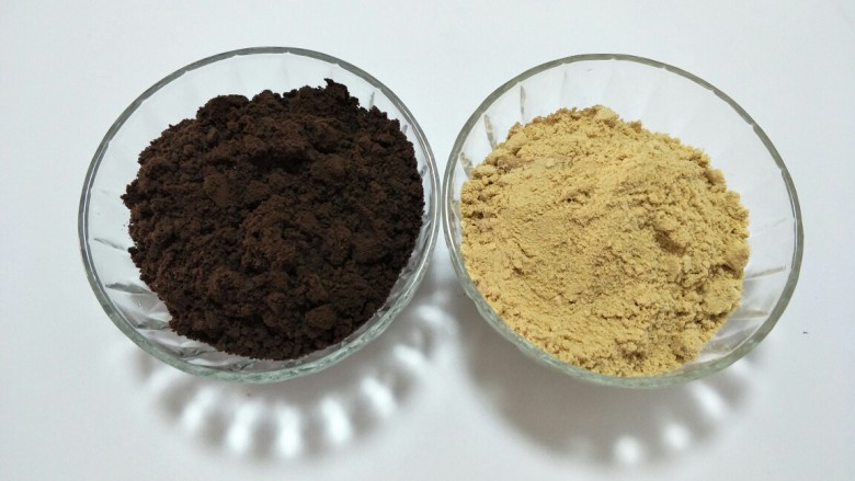 木糠杯(木糠盒子),用破壁机打碎饼干,碾磨成粉末,越细越好哦。打好后备用。