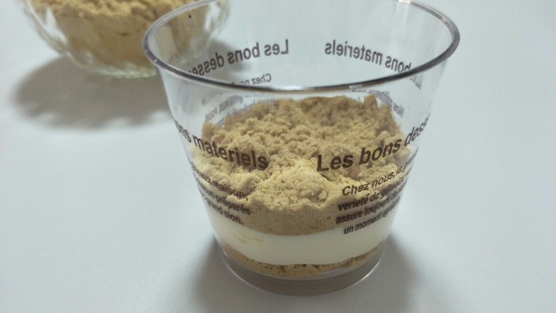 木糠杯(木糠盒子),再一勺饼干碎,以此类推,最上面一层要压实。