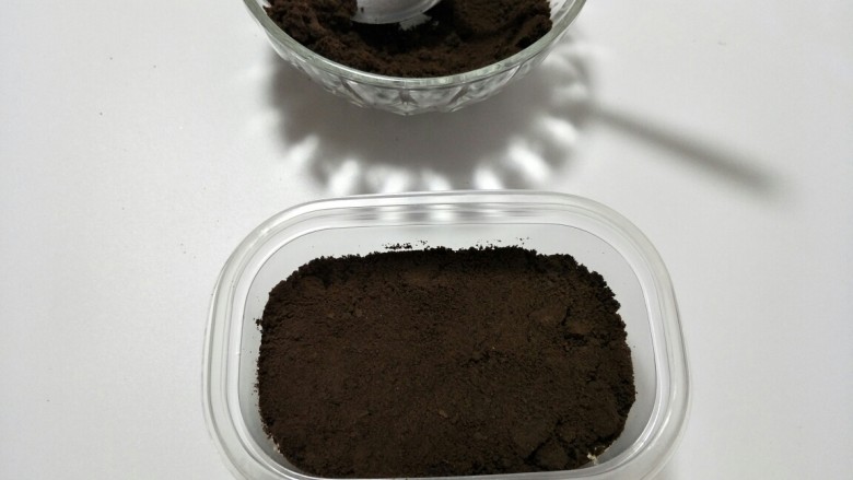 木糠杯(木糠盒子),再放入一层奥利奥,压平。