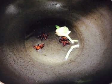 啤酒鸡翅,锅中倒油，爆香生姜，葱和八角