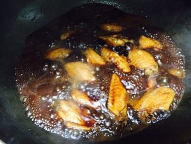 啤酒鸡翅,加一小勺糖，迅速翻炒，大火收汁