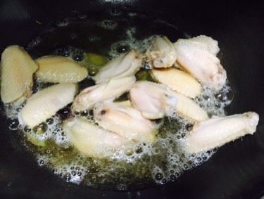 啤酒鸡翅,将整罐啤酒倒入