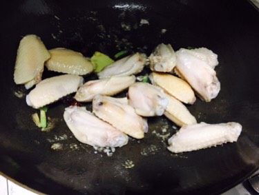 啤酒鸡翅,把鸡翅倒入翻炒