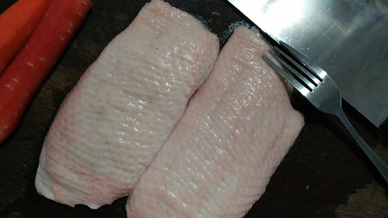 照烧鸭胸,<a style='color:red;display:inline-block;' href='/shicai/ 8096'>鸭胸肉</a>用刀背拍松,用叉子均匀地在鸭皮上刺几下
