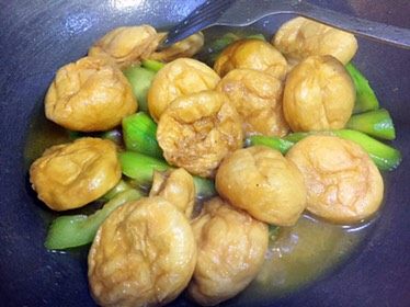 丝瓜油面筋,油面筋微微发软,用铲子压扁,煮2分钟左右;