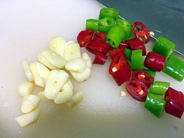 丝瓜油面筋,辣椒切段,蒜片切片;