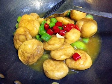 丝瓜油面筋,放入青红椒,稍稍煮下即可;