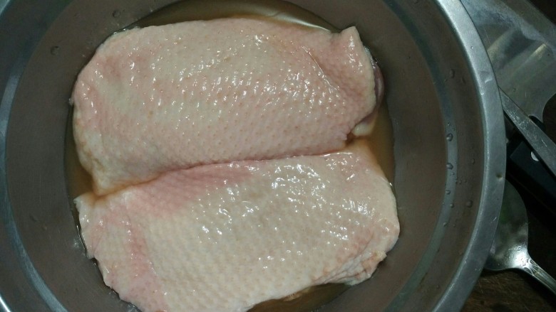 照烧鸭胸,用料酒、白胡椒粉、盐调好调料,放入鸭胸肉腌制20分钟