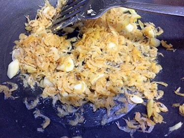 虾皮手撕包菜,倒入虾皮炒下；