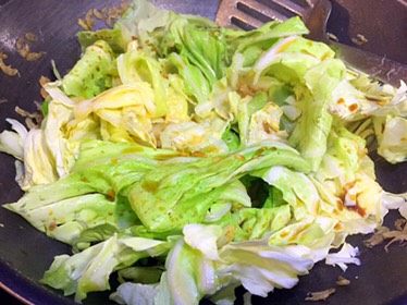 虾皮手撕包菜,放卷心菜，翻炒下，倒入<a style='color:red;display:inline-block;' href='/shicai/ 788'>生抽</a>，少许<a style='color:red;display:inline-block;' href='/shicai/ 756'>鸡精</a>，50ml<a style='color:red;display:inline-block;' href='/shicai/ 718'>料酒</a>，翻炒均匀；