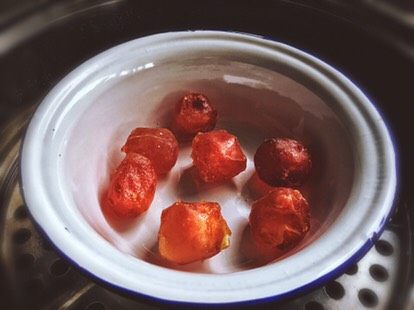 简单版 红丝绒麻薯蛋黄酥,蛋黄上喷/刷上白酒,入蒸锅蒸熟
(刷酒是为了去腥,不要省略)
